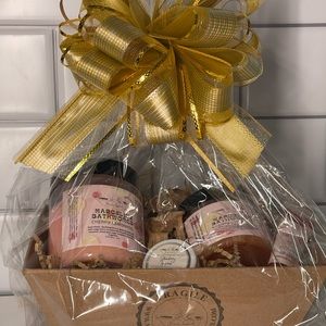 Gift set includes 1 salt scrub 8oz 1 sugar scrub 8oz 1 lip gloss 1 lip scrub